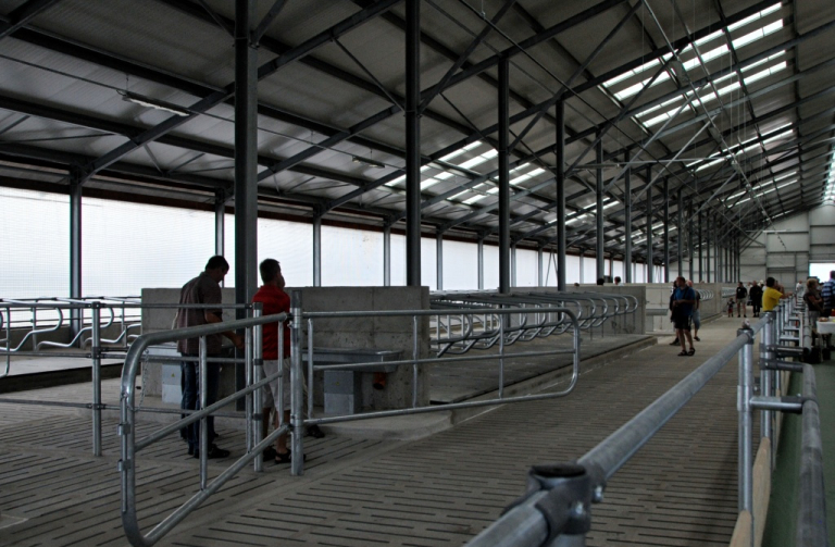 Ve Rváčově postavili zbrusu nová stání pro dojnice
